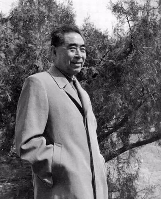 益配资 建国初，周恩来与朱德下棋的一张老照片，朱老总笑得合不拢嘴！